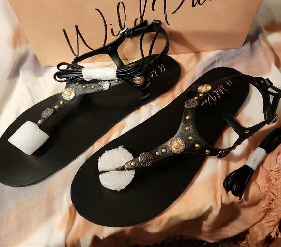 Wild Pair Earheart Black T Strap Sandals Size 10.5 NIB - Picture 5 of 10
